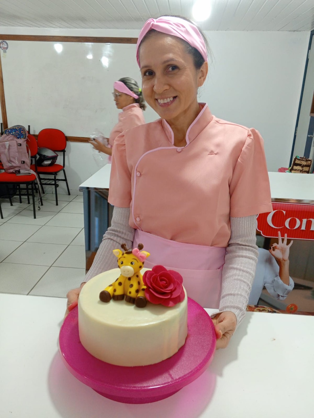 Aluna da Computron durante atividade de Cake Design